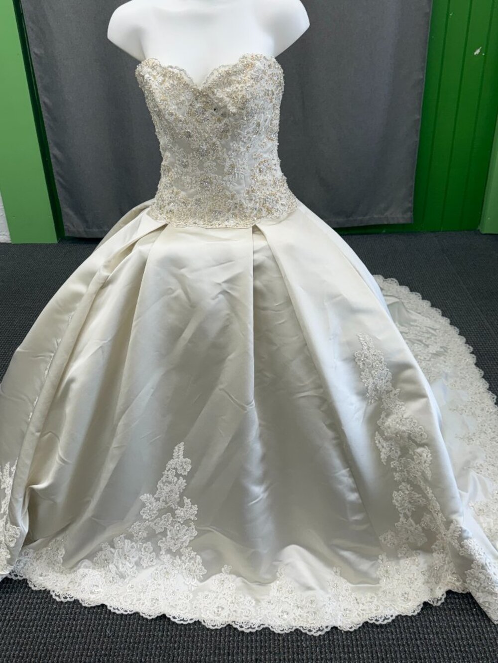 David Tutera for Mon Cheri Wedding Dress - Size 6